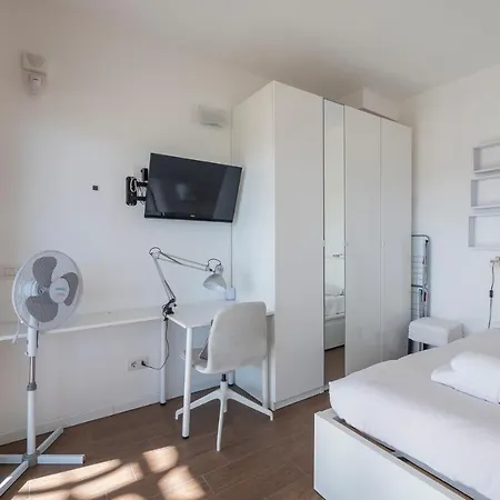 Luxury Near Linate Quintiliano 7 米兰